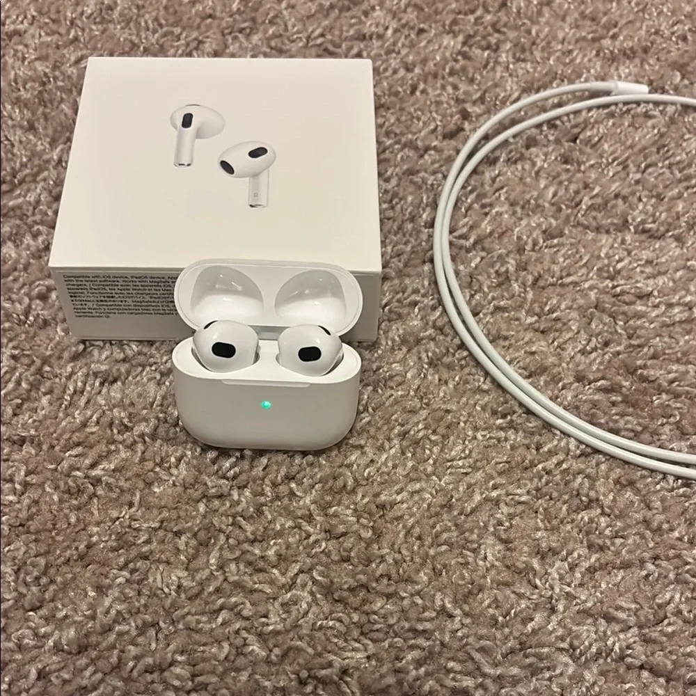 Apple White Wireless Earbuds with Charging Case , -hardly used -gen 3